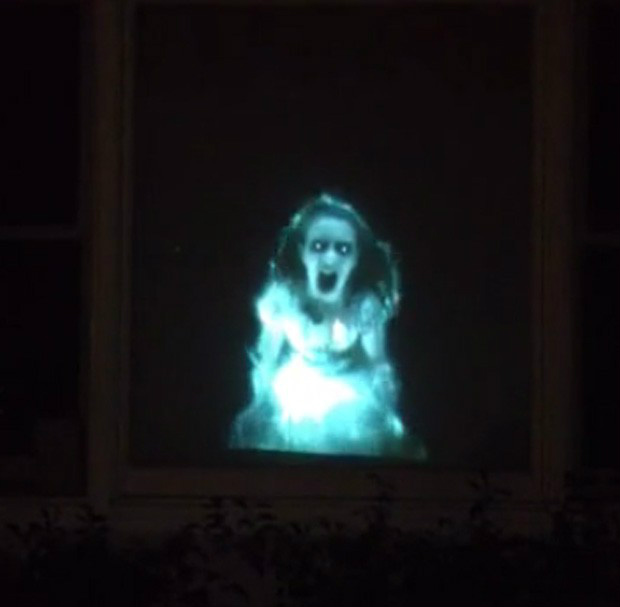 Imagem horripilante de 'menina fantasma' é projetada em janela de casa (Foto: Rerodução/Vimeo/Theclaaw)