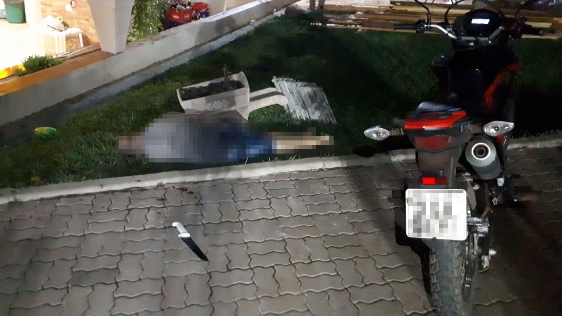 Na cena do crime, a vítima do homicídio, V.F.G. (44) caída ao lado da faca que usou para esfaquear seu comparsa B.S.X. (53). Foto: Polícia Militar