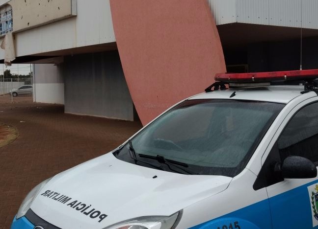 O alunos estaria portando um cigarro que aparenta de ser maconha. (Foto: Henrique Neto)
