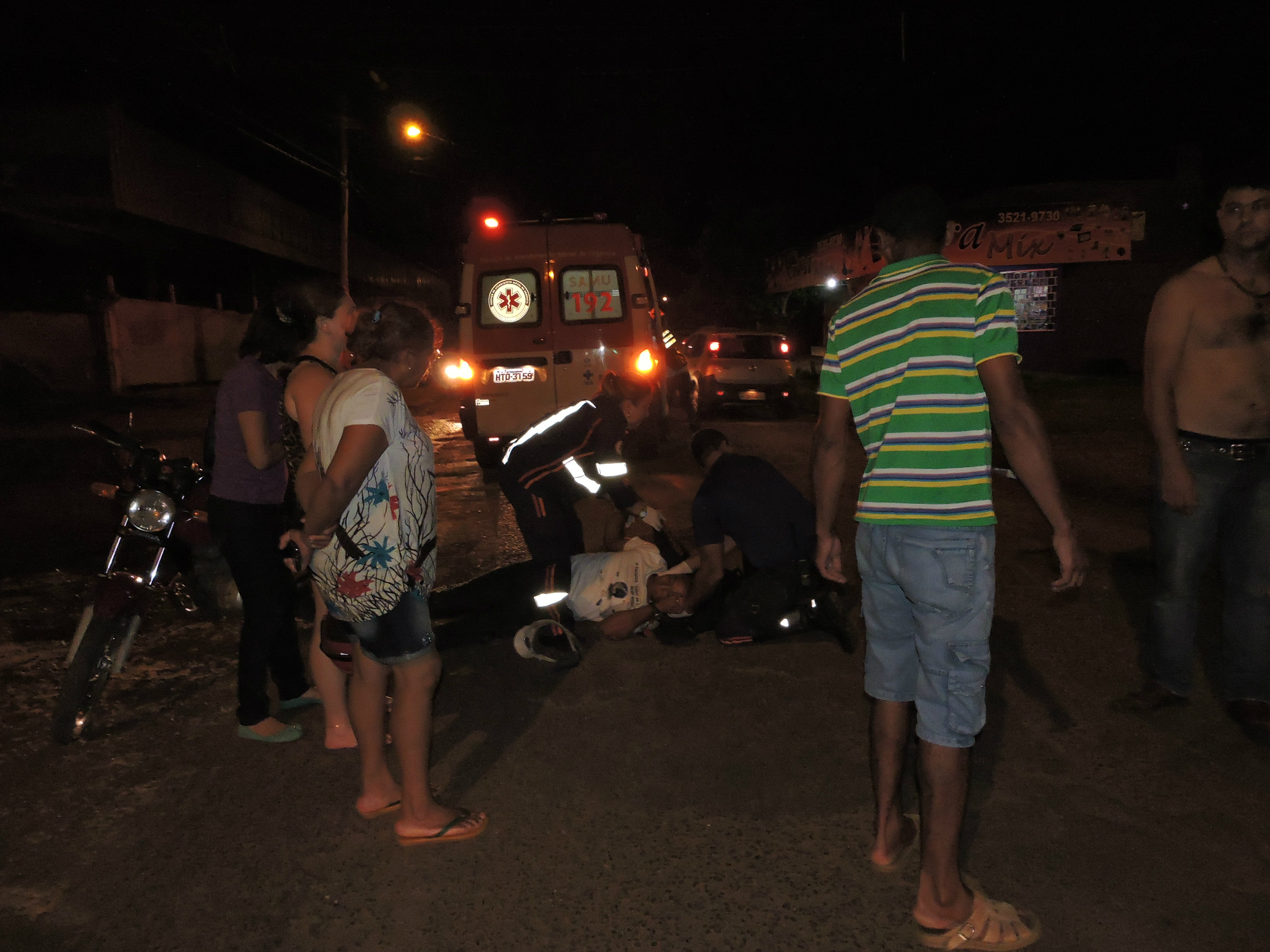 Moradores do bairro que observavam o motociclista sendo atendido pelos plantonistas do SAMU. Foto: Rádio Caçula 