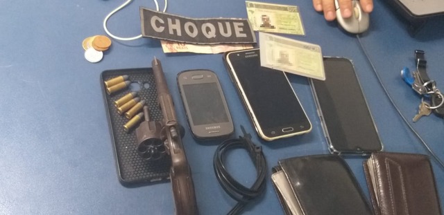 O trio recebeu voz de prisão e foi levado em flagrante para a Delegacia de Pronto Atendimento Comunitário (Depac) - Foto: Reprodução/Choque