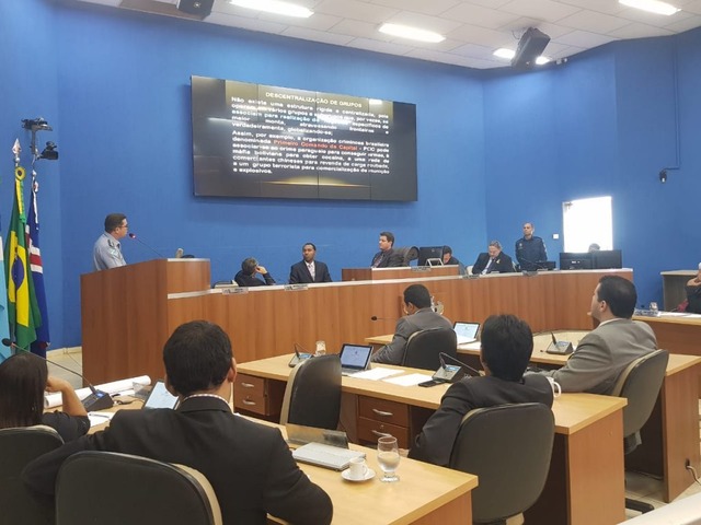 Comandante do 2º Batalhão da Polícia Militar de Três Lagoas Major Ênio de Souza Soares apresentando aos parlamentares o Plano de Defesa 