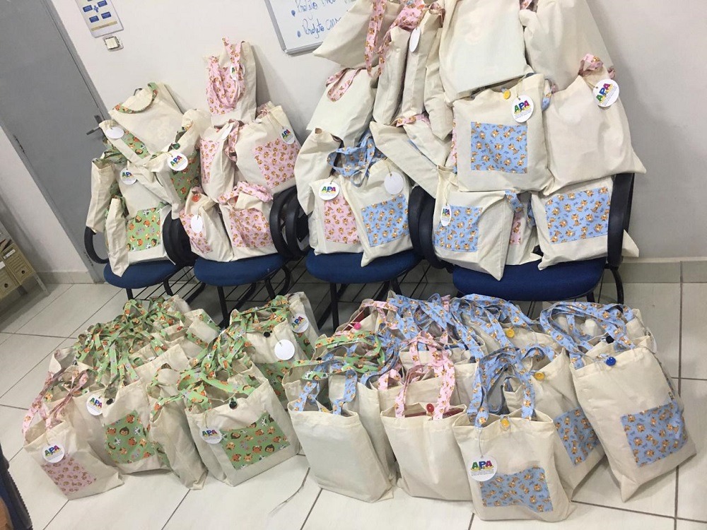 Ao todo, foram confeccionados 100 kits infantis para levar alegria e momentos lúdicos às crianças. Foto: Divulgação.