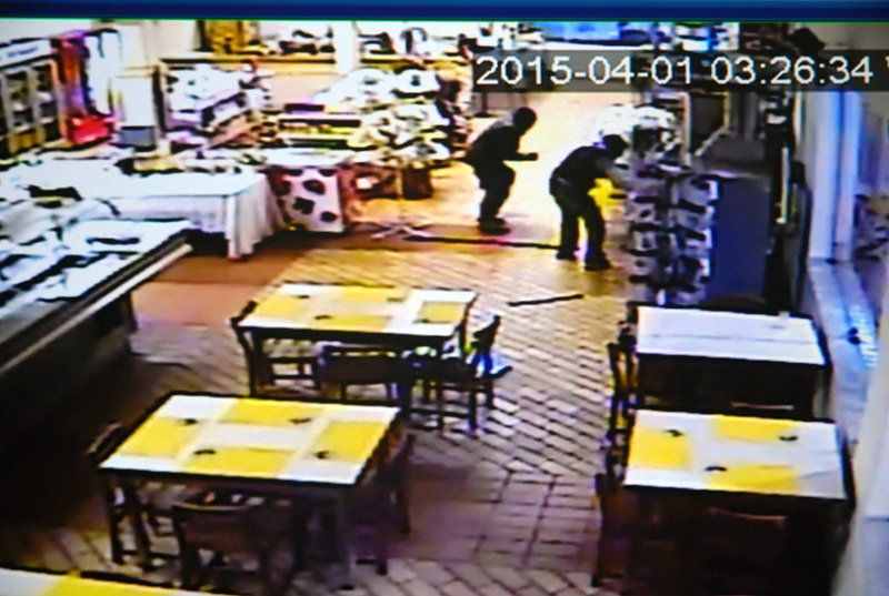 Cinco bandidos explodem caixa eletrônico e rendem funcionários em posto de combustível. Créditos: Da hora Bataguassu 