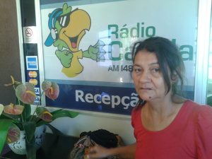 A avó da criança, Sra. Gislene Marques, veio a Rádio Caçula para divulgar a venda de pastéis em benefício da neta.