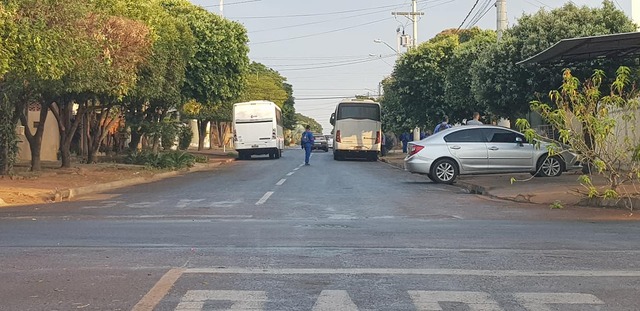 Ônibus fretados estacionados irregularmente na via urbana. Foto: Gilcério Machado de Barros.