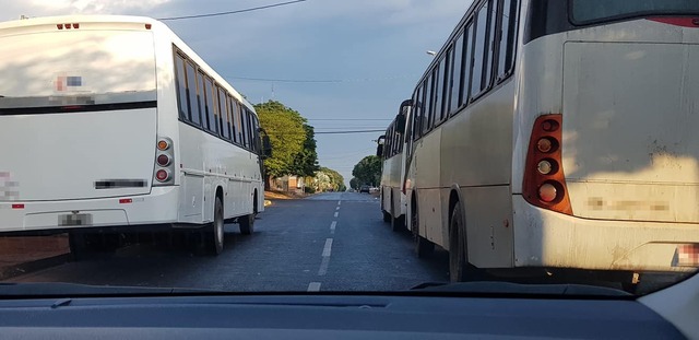 Ônibus estacionados irregularmente na via urbana impedindo a passagem de outros veículos. Foto: Gilcério Machado de Barros.