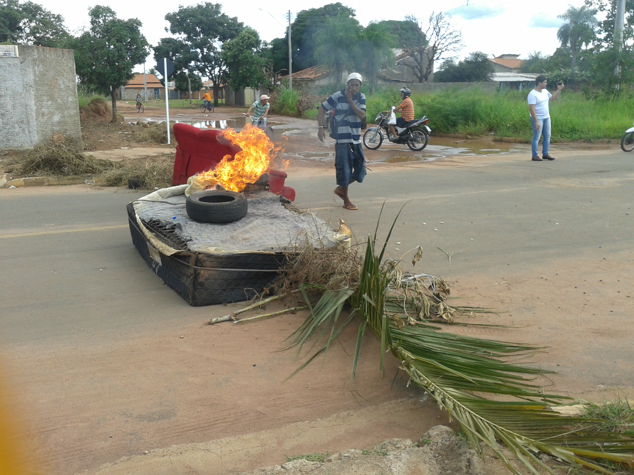 Cratera no Jd Glória provoca manifestação contra descaso da Prefeitura em Três Lagoas (MS) hoje (1º). Foto: Rádio Caçula.