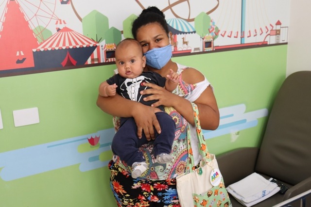 Evelim se surpreendeu com o presente que ganhou para o filho. Foto: Divulgação.
