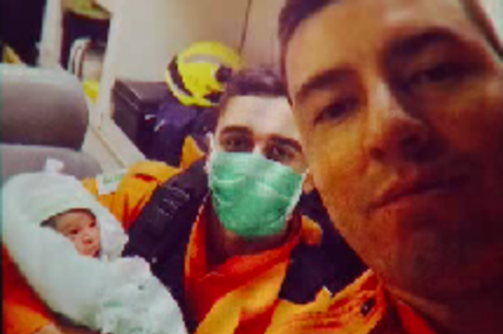 Os bombeiros prestaram os primeiros socorros e depois encaminharam a criança para o Hmib