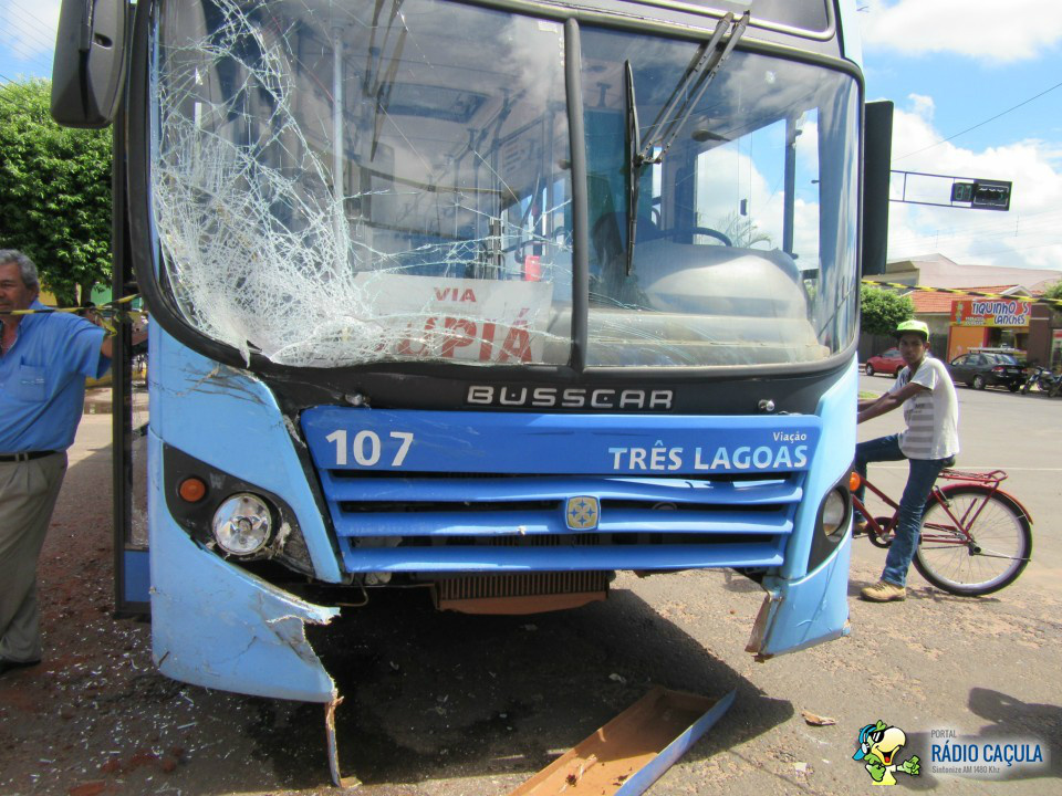 Segundo informações, o motorista que conduzia o ônibus da viação Três Lagoas, estava com sua Carteira Nacional de Habilitação (CNH) vencida a mais de um mês. Foto: Rádio Caçula.