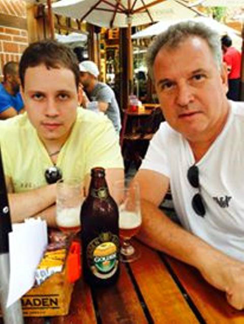 Foto Facebook - Pai ao lado do filho