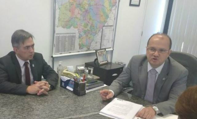 Secretário de segurança, José Carlos Barbosa, e secretário-adjunto, delegado Antônio Carlos Videira, durante assinatura de contrato (Foto: Guilherme Henri)