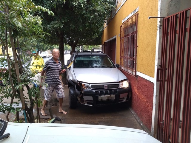 Veículo Fiat atingido no cruzamento nesta manhã. Após perdeu o controle o motorista conseguiu parar o veículo na calçada de uma residência. Foto: Eduardo Macário.
