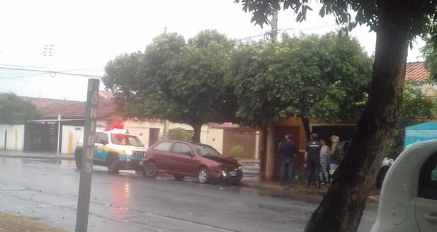 Policiais no local realizando o registro da ocorrência. Foto: Eduardo Macário.