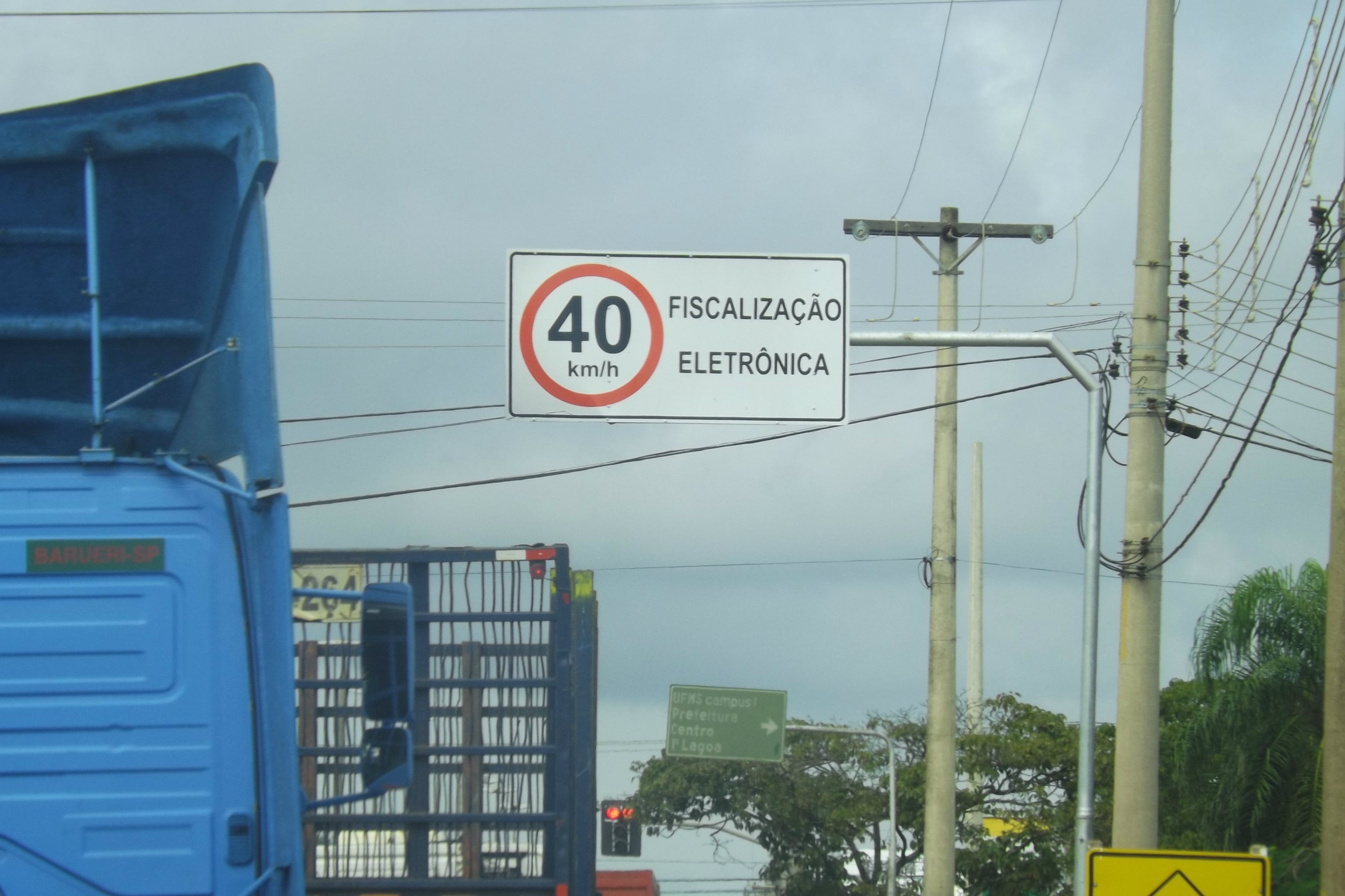 As placas com indicação de velocidade ficam antes do cruzamento com a Avenida Olínto Mario Mancini