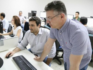Adriano Chiarapa e engenheiros responsáveis pela manutenção do SIGO (Foto: Fernandes Antunes)