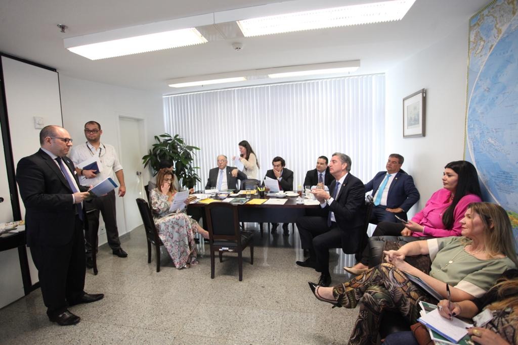 O reitor da UFMS, Marcelo Turine, explicando as necessidades da instituição para bancada federal. Foto: Cedida.