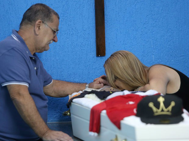 Velório do menino Kayo da Silva Costa na Capela de Moça Bonita em Bangu. (Foto: Guilherme Pinto/Agencia O Globo)