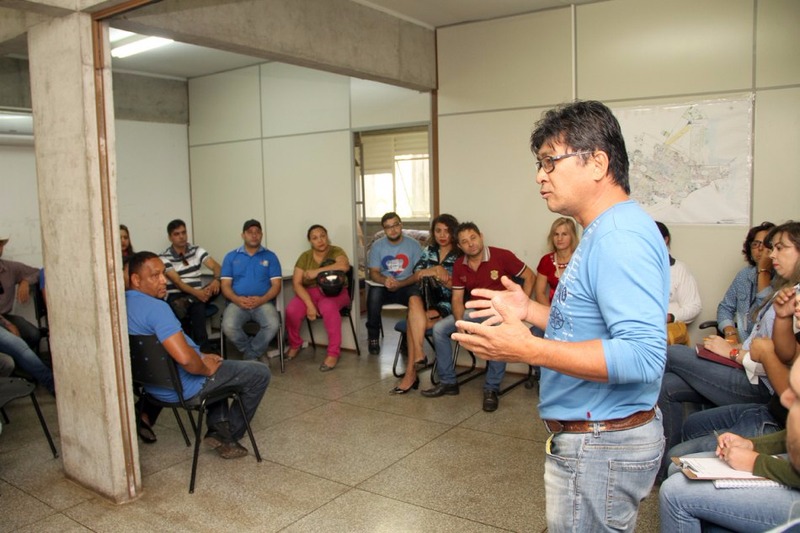 Celso Yamaguti fala durante reunião com comerciantes e músicos, nesta semana. (Foto: Divulgação/Prefeitura de Três Lagoas)