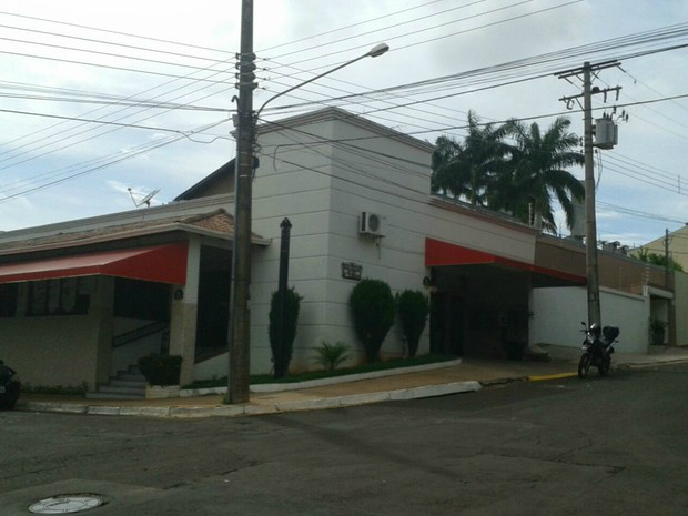 Padaria assaltada na manhã deste domingo (Foto: Flávia Galdiole/ TV Morena)