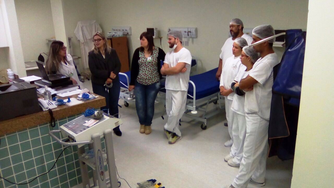 Funcionários do setor de engenharia clínica ministrando treinamento para a equipe. (Foto: Divulgação)