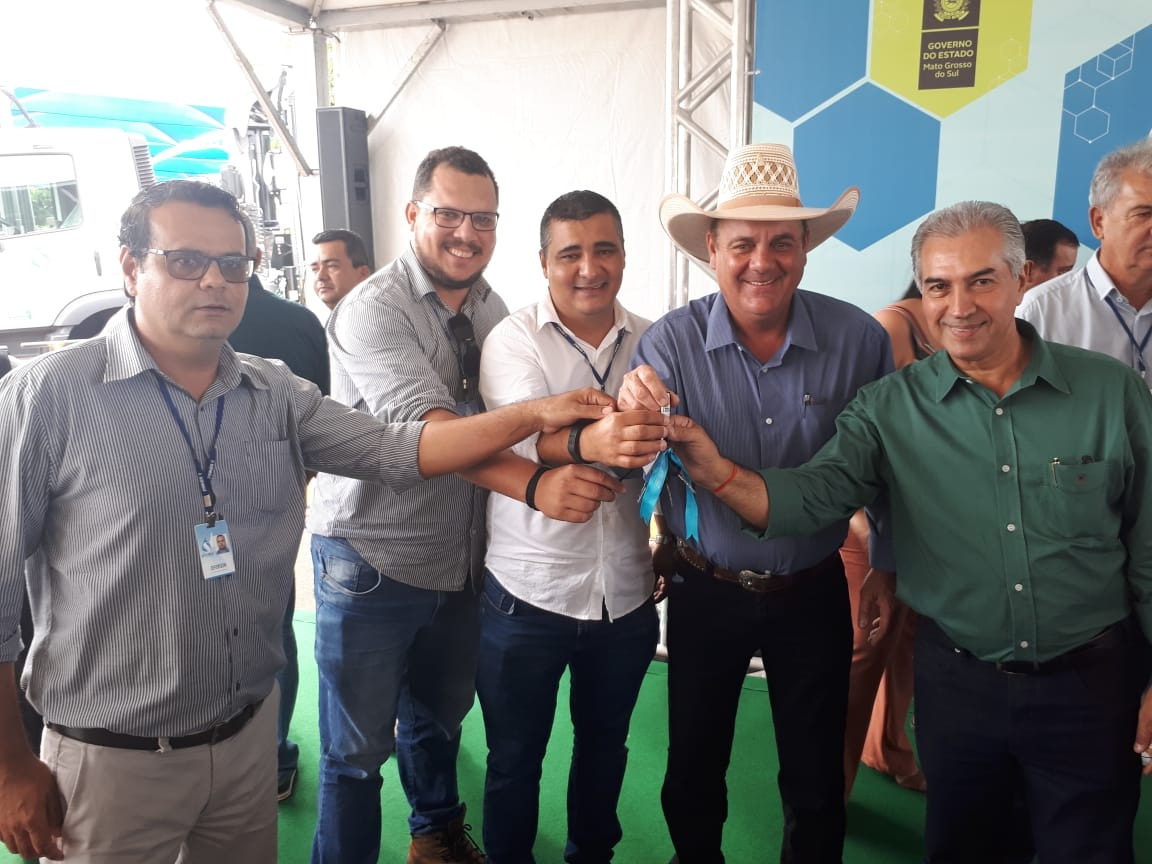 Governador do Estado de MS, Reinaldo Azambuja, Prefeito de Três Lagoas, Angelo Guerreiro, Diretor Regional da Sanesul, Adilson Bahia e demais representantes, participam da entrega de 120 veículos e equipamentos, no valor de R$ 7,2 milhões, para atender 13 municípios. Foto: Divulgação.