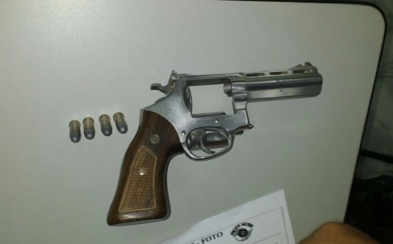 PM apreendeu um revólver calibre 32 e quatro munições intactas. (Foto: Henrique Neto)