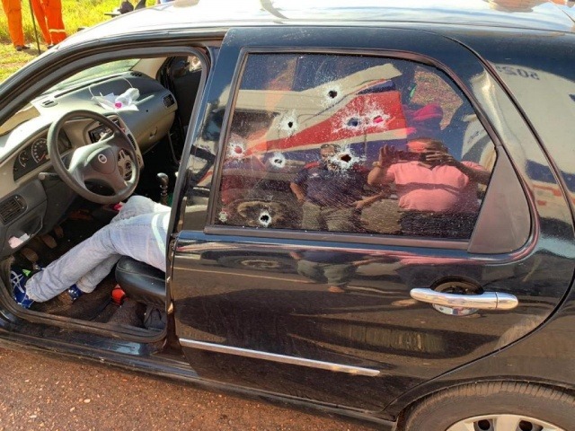 Vidros do carro ficaram crivados de balas (Foto: Direto das Ruas)