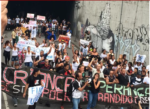 Grupo de manifestantes caminha em direção ao Cemitério São João Batista