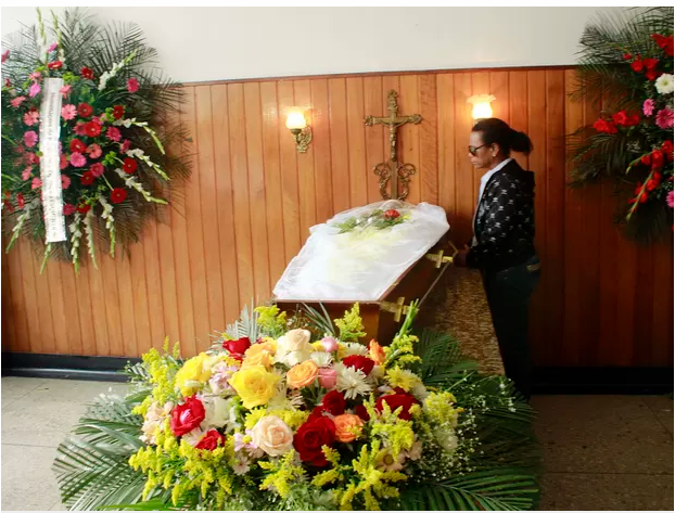 Mãe de Douglas, Maria de Fátima Silva, durante velório do dançarino