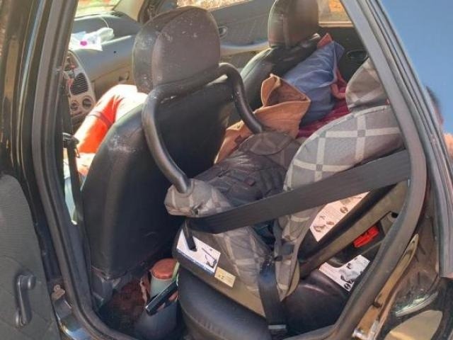 Cadeirinha onde bebê viajava e foi atingido (Foto: Direto das Ruas)