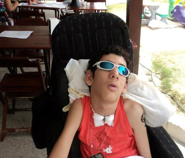 Victor Pontes de 19 anos possui a saúde mais debilitada, devido a síndrome. Foto: Arquivo/Facebook