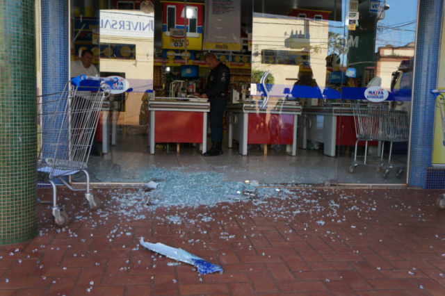 Porta de vidro em frente do supermercado foi estourado durante a ação - Foto: Rio Brilhante em Tempo Real
