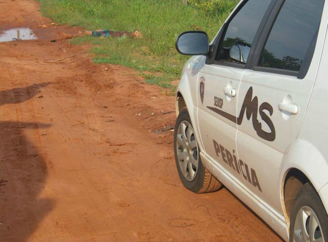 A vítima teria sido morta com uma facada e três tiros (Foto: Arlindo Florentino)