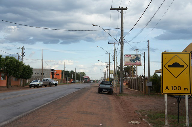 Apesar da placa indicar um obstaculo a 100m, não é possível vê-lo pela falta de pintura. Esse local fica em uma das entradas da cidade, onde o tráfego de caminhões é muito intenso.
