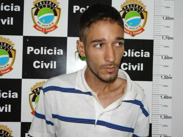 Gudierri José Roberto dos Santos, 24 anos, morador no Jardim Piratininga foi preso na tarde de domingo (03), acusado de furto em uma loja de departamentos, localizada na avenida Marcelino Pires, na Cabeceira Alegre em Dourados.De acordo com o Boletim de Ocorrência, Gudierri teria furtado uma bermuda jeans, populares viram a ação e o jovem foi detido ainda no estacionamento da loja, quando saia com o filho de apena dois anos.A Polícia Militar foi acionada e o jovem que tem várias passagens pela polícia foi autuado em flagrante pela prática de furto.