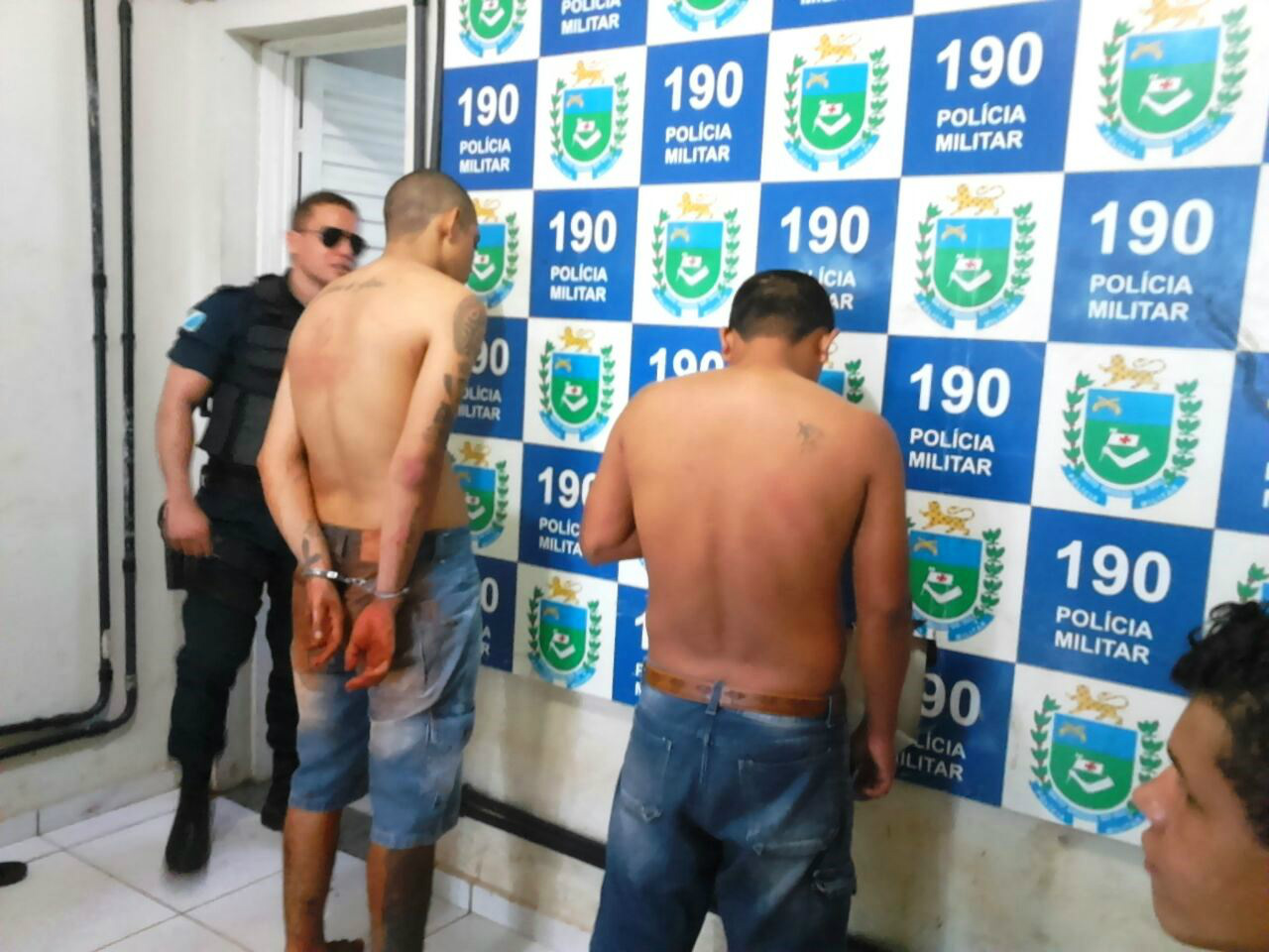 Jovem é detido por esfaquear padrasto no Residencial Novo Oeste na tarde desta sexta-feira (3) em Três Lagoas (MS). Foto: Rádio Caçula