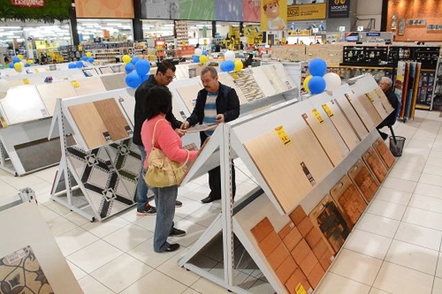Pequena recuperação foi sentida nas lojas da Capital, mesmo com as dificuldades  (Foto: Gerson Oliveira / Correio do Estado)