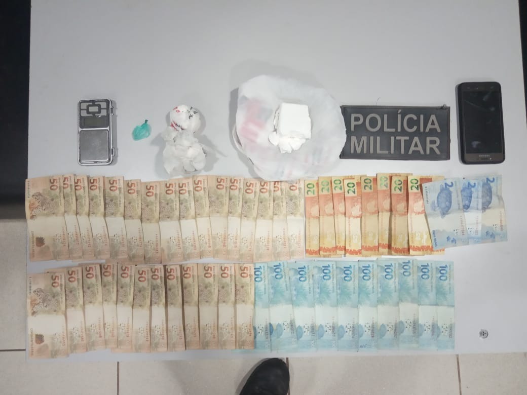 A balança de precisão, a quantia de R$ 2.566, as três porções de cocaína e um celular apreendidos pela PM. Foto: Policia Militar