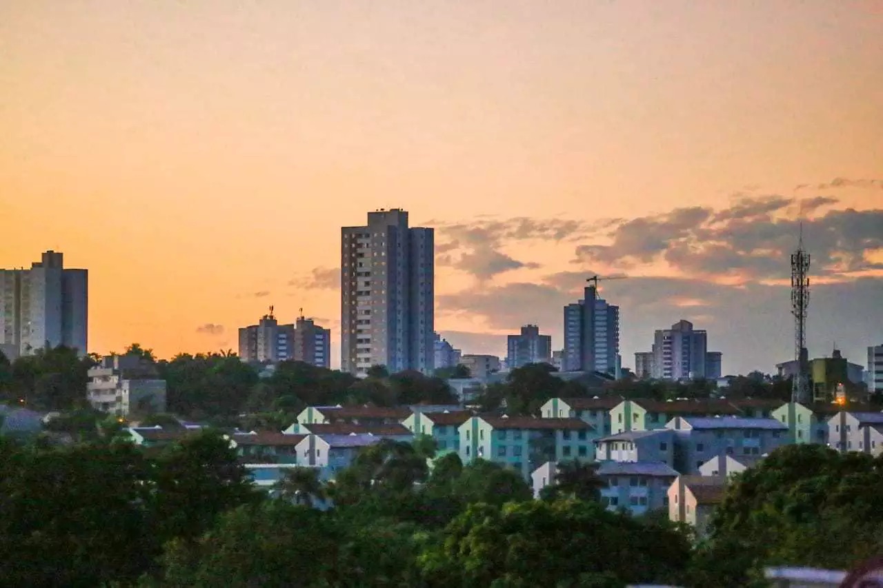 Sol nascendo deixa Campo Grande metade na luz, metade na sombra nesta segunda-feira (20) (Foto: Marcos Maluf)