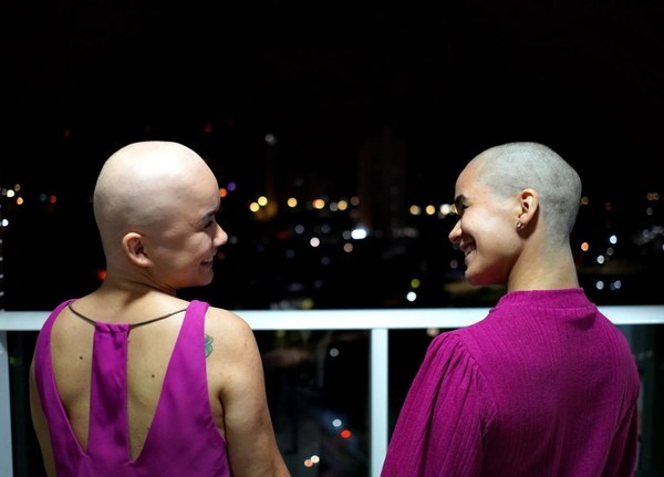 A irmã de Fernanda Lima foi a primeira a cortar o cabelo como homenagem — Foto: Fernanda Lima/Arquivo pessoal