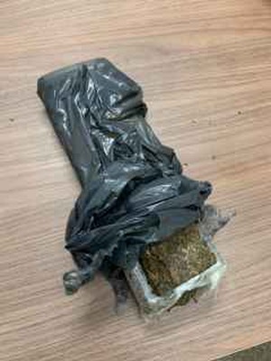 Tablete de maconha foi apreendido (Foto: Divulgação)