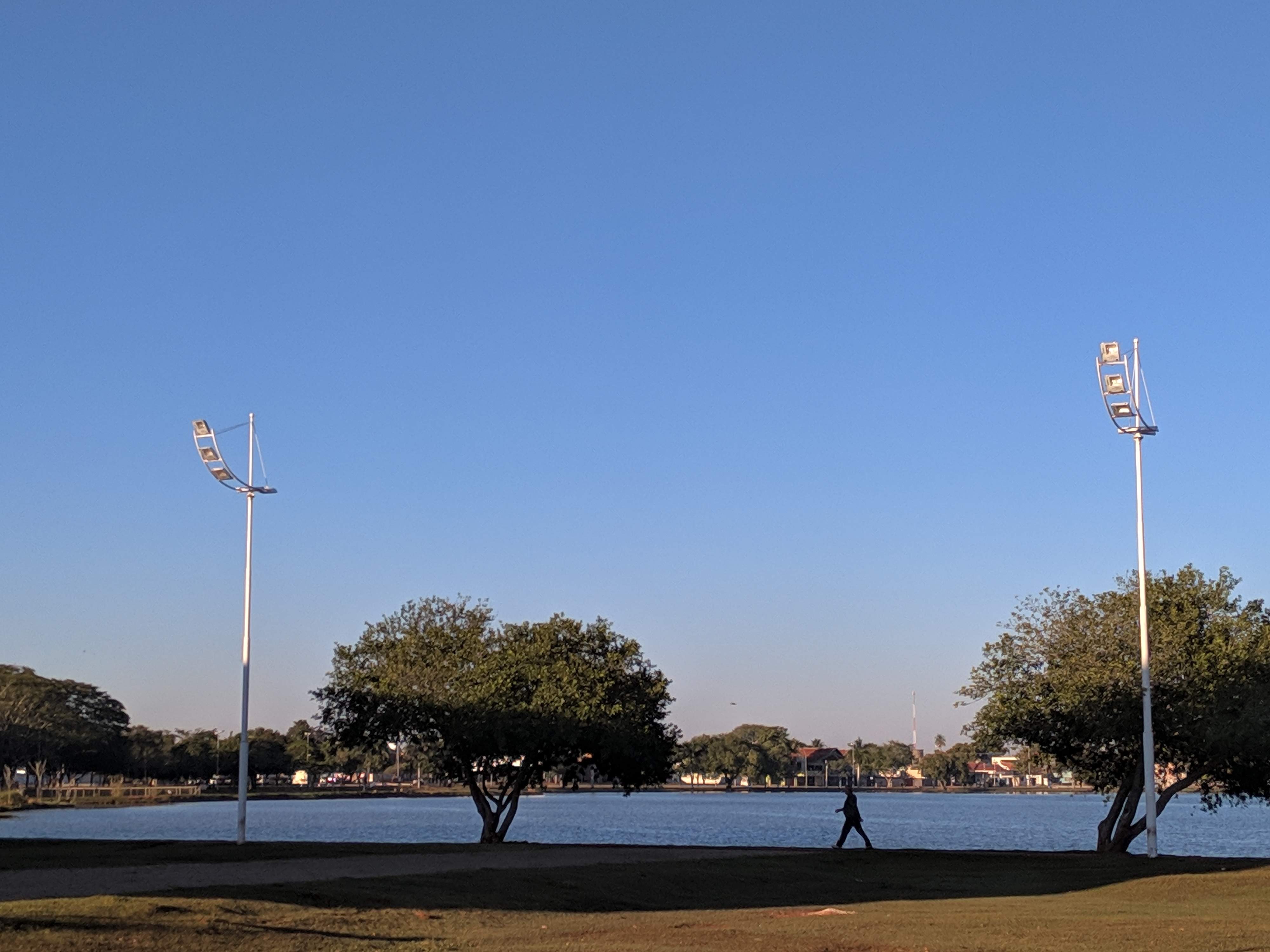 O céu está ensolarado e sem nuvens e seguirá assim ao longo do dia. Foto: Rodrigo de Freitas/Rádio Caçula