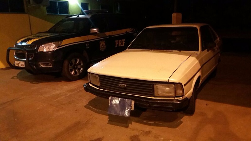 Carro com mais de 30 anos de uso foi encontrado perto de onde estava a droga. (Foto:Divulgação/PRF)