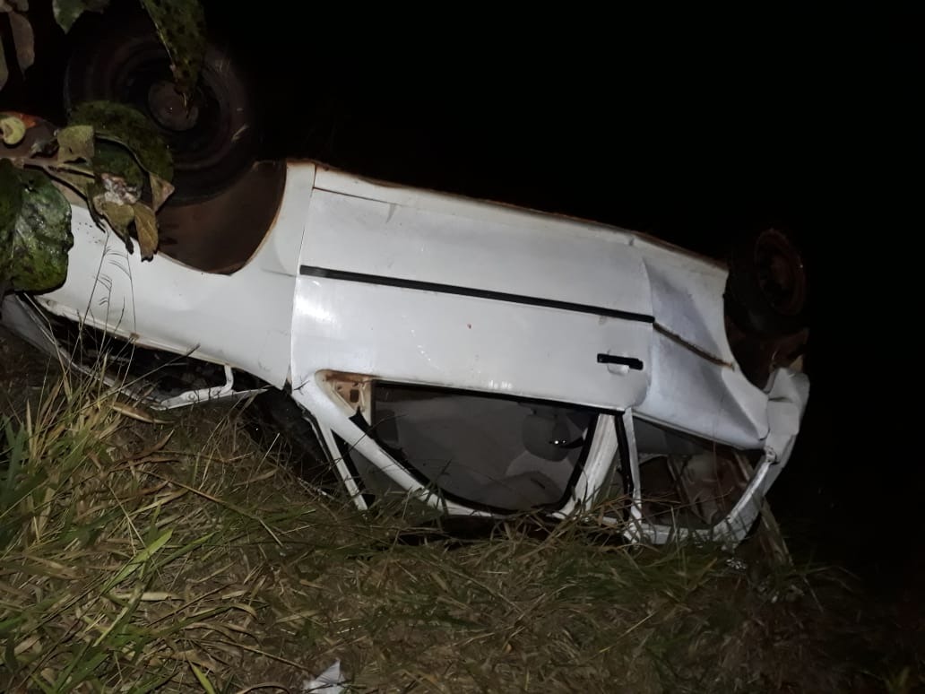 O Fiat Uno capotou na via e caiu em um matagal. Foto: 5ºGBM/TL