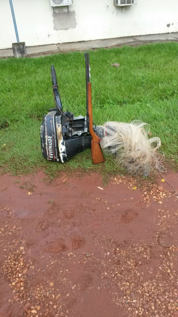 PMA prende dois por pesca predatória e apreende arma e munições. Foto: PMA.