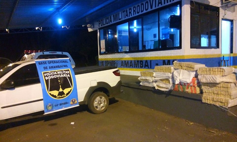 Veículo e a droga foram encaminhados ao Departamento de Polícia Amambaí. (Foto: Polícia Militar Rodoviária)