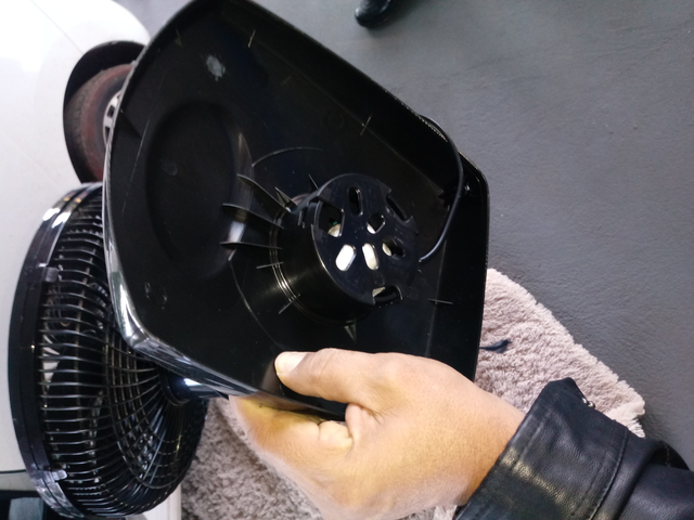 Como a adolescente não soube explicar o que faria naquela cidade, os Policiais vistoriaram sua bagagem e, ao desmontar um ventilador, encontraram 34g de cocaína escondida na parte interna do aparelho – Foto: PMA/MS Divulgação