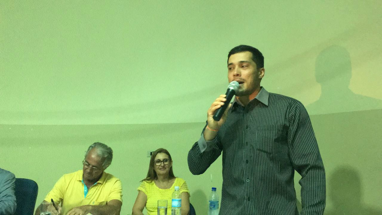Professor Leandro Gomes, falando sobre sua formação.